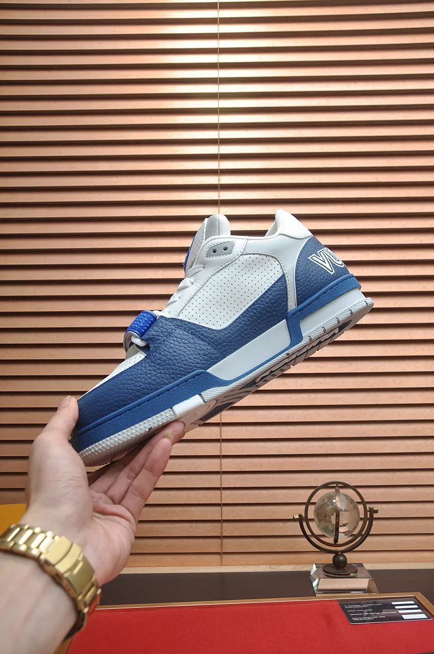 Men's shoes 💰660💶Original development, quality shipping, welcome to compare - LV sneaker series LV Trainer Maxi sneakers introduce the loose silhouette of the ready-to-wear series into the LV Trainer sneaker design written by Virgil Abloh, making an eye-catching appearance in the spring and summer men's wear shows. The cow leather upper is combined with rough fabric laces, and colorful beading highlights the brand's classic elements. LV letters mark the tongue and Monogram floral outsole. Mixed materials Made of first-layer cowhide, wrapped in imported custom-printed denim, thick shoelace design, large Monogram print on the side, "lv 54" badges on the tongue and heel, rubber outsole decorated with Monogram flowers, mesh lining and cotton feet, the comfort is as extreme as ever, premium heritage, quality first, worth owning! Size: Women's 35-39 (customized at 40, non-refundable) Men's 39-45 (customized at 38.46, non-refundable) ♡Full set of packaging with original gift box